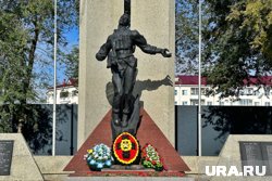 Девушка станцевала на памятнике погибшим воинам в Кургане. Видео