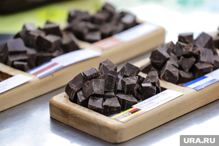 Диетолог назвала полезные и вредные начинки в шоколаде