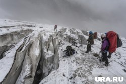 «Она жива»: близкие альпинистки, застрявшей на высоте, просят о помощи