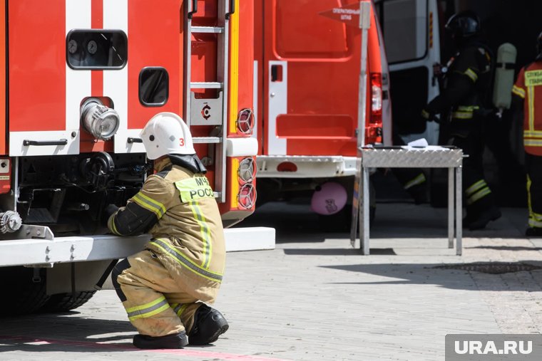 Черный дым над городом: в Тольятти тушат горючий склад. Фото, видео