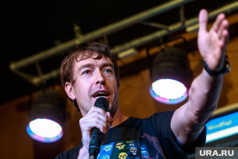 На секс-гуру, призывавшего приставать к девушкам на улицах, возбудили дело