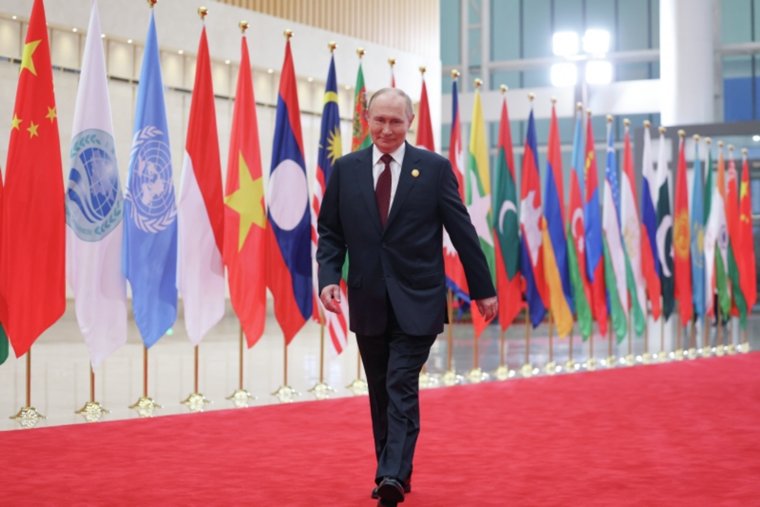 «Калинка-малинка» для Путина и «фэмили фото»: как прошел первый день саммита ШОС в Китае. Фоторепортаж