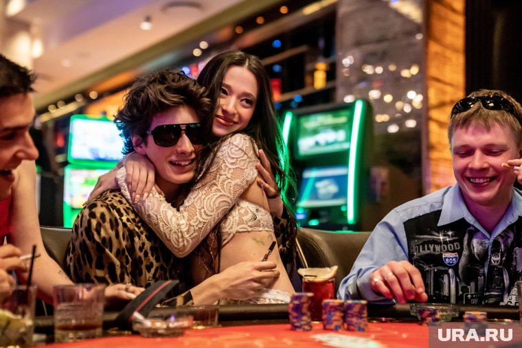 Фильм с российским актерами взял пять «Оскаров»: все о создателях и актерах «Аноры»