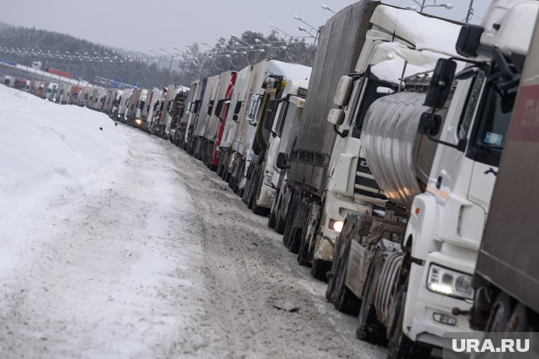 На курганской трассе водители стоят в пробке из-за ДТП с фурой. Видео