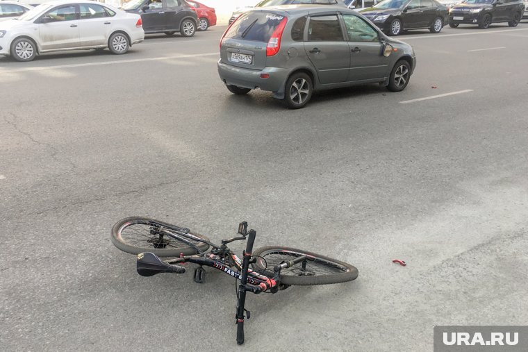 В Тюмени на пешеходном переходе сбили 9-летнего велосипедиста. Видео