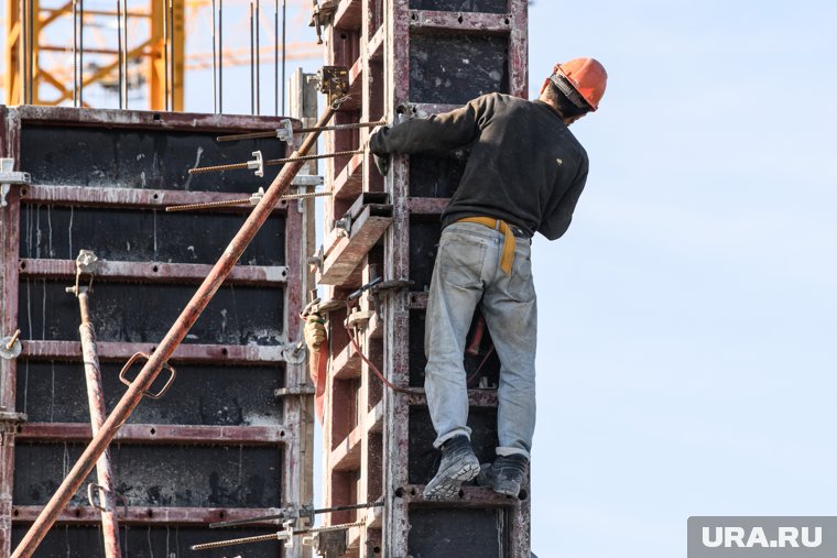 В Кургане строитель упал в вентиляцию и получил тяжелые травмы