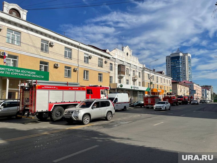 Пять пожарных машин собрались у офиса Сбера и управления юстиции в Кургане. Видео