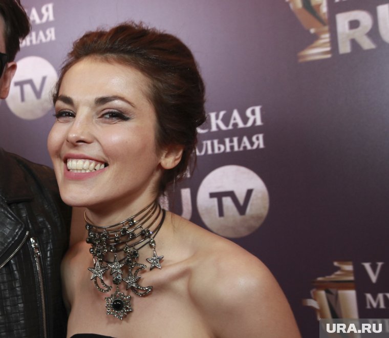 «Закрыть от общества»: Сати Казанова объяснила, почему не показывает лицо дочери