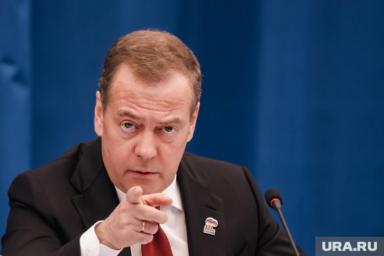 Медведев пригрозил генсеку НАТО cибирским лагерем и посоветовал учить русский