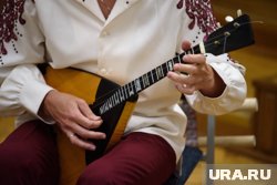 Балалайку подарили участнице «Интервидения» от Катара