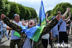 По традиции — с флагами и в фонтан: как в России прошел День ВДВ. Фоторепортаж