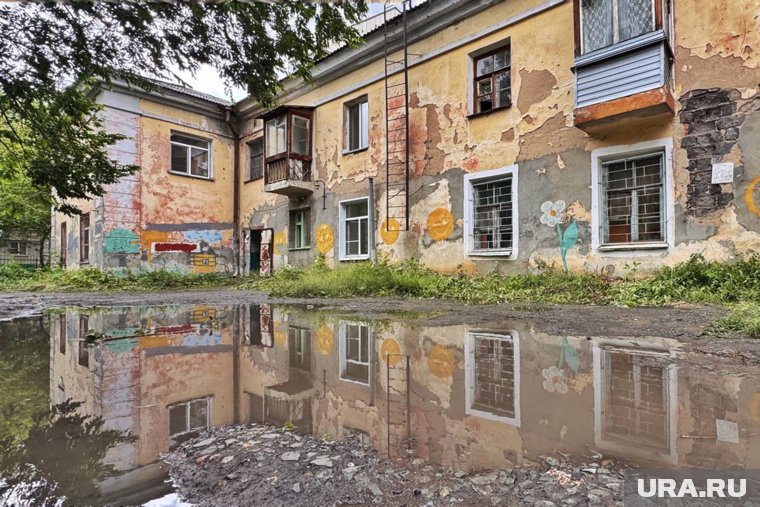 Курганские власти ищут квартиры для жителей аварийного дома, который постоянно затапливает 