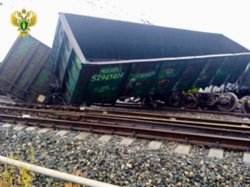 Грузовой поезд сошел с рельсов в Курганской области. Онлайн-трансляция