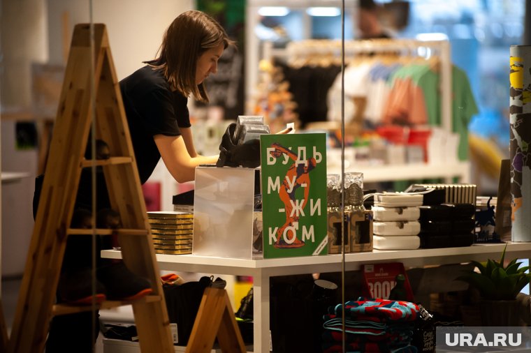 Что подарить коллегам на 23 февраля: топ-25 оригинальных идей