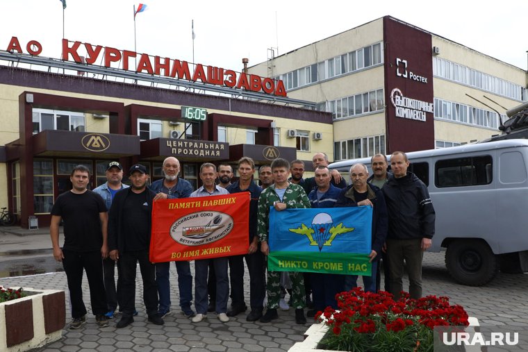 Курганские заводчане и ветераны горячих точек отправили УАЗ на фронт. Фото