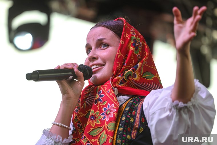 Исполнительница хита «Матушка-Земля» об отношениях с мужем: «У нас — партнерское родительство»