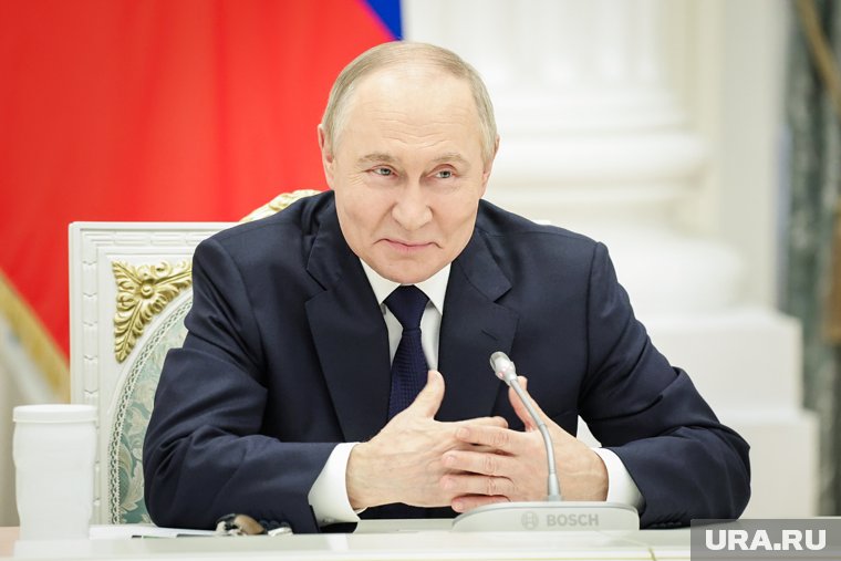 Путин обязал землевладельцев бороться с борщевиком