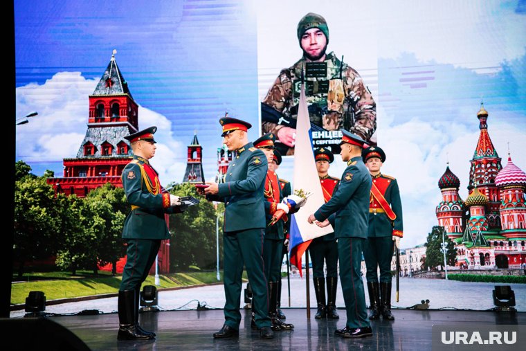 Семьям бойцов из Екатеринбурга передали награды за подвиги в зоне СВО. Фото