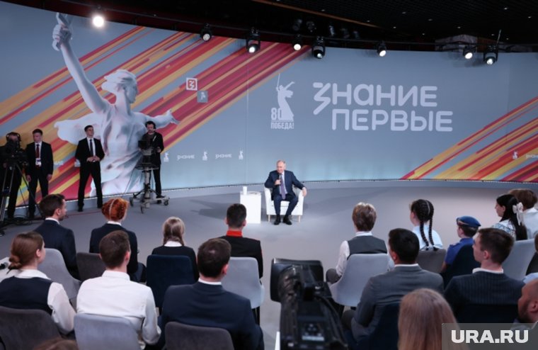 Путин признался, что часть истории про Великую Отечественную войну узнал у своей мамы