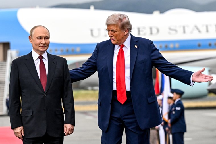 Трамп рукоплещет: Путин прибыл на Аляску под грохот истребителей. Фоторепортаж