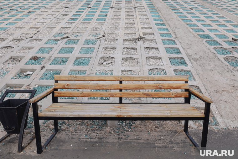Курганцев удивили установленные скамейки возле бензоколонки. Фото