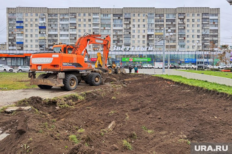 В Кургане снесли деревья и детскую площадку возле строящегося ЖК. Фото