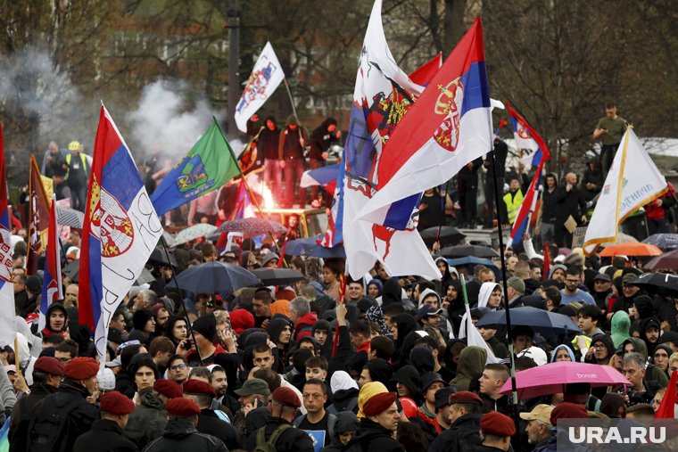 Удары звуковой пушкой, сотни тысяч митингующих: что известно о протестах в Белграде
