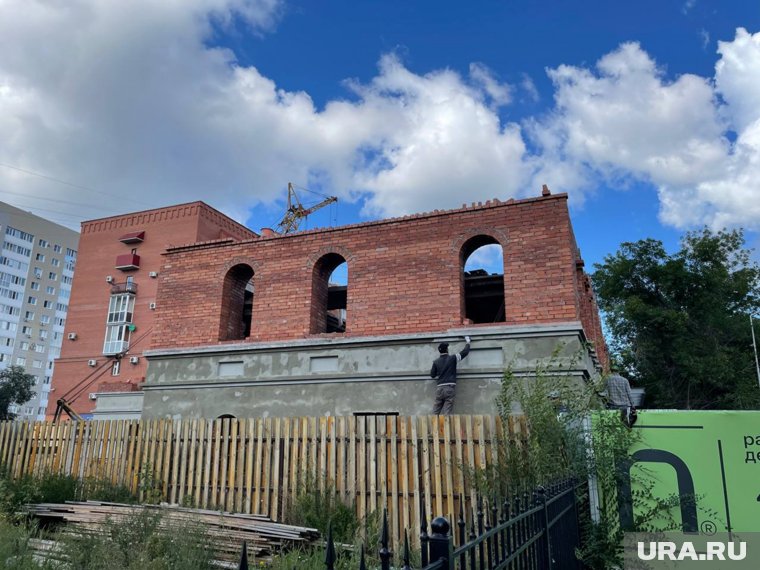 Когда застройщик закончит воссоздание снесенной исторической гостиницы в центре Кургана. Фото, видео