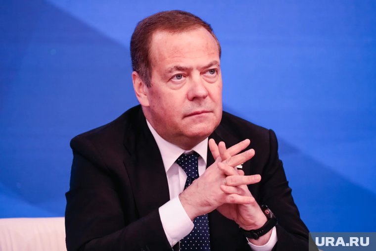 Медведев поблагодарил Ким Чен Ына за поддержку России