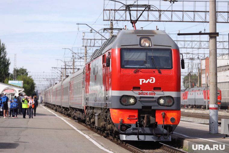 Подростки смогут ездить в поездах со скидкой 50%: для кого действует, как получить