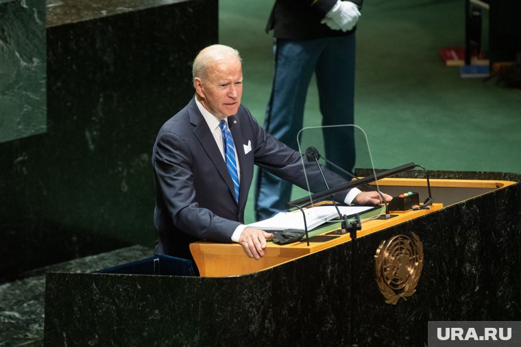 Байден испугался пасхального кролика и убежал от него. Видео