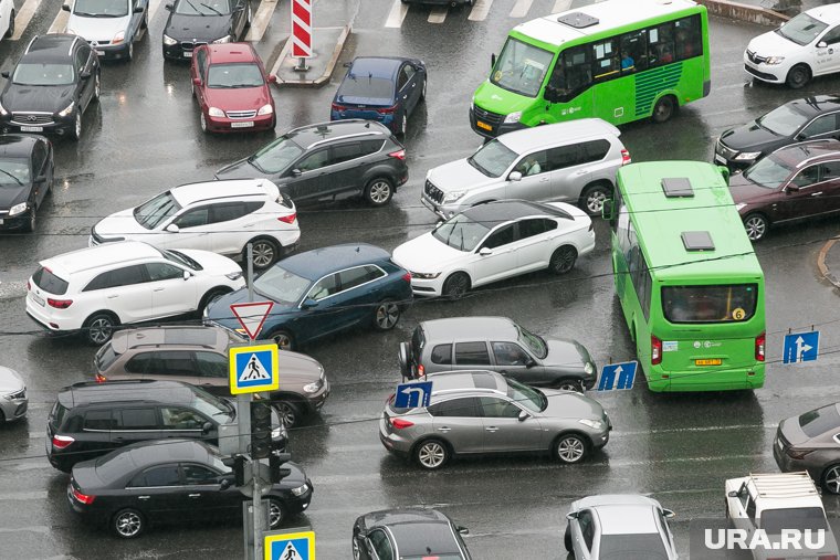 Центр Тюмени сковала многокилометровая пробка. Карта
