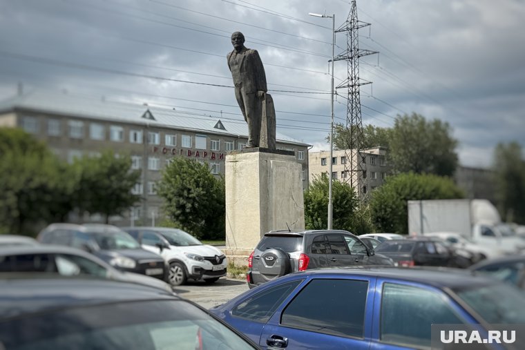В Кургане ищут хозяина памятника Ленину, который разрушается в городе. Фото, видео