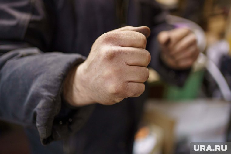 В ХМАО директор магазина напал на покупателей