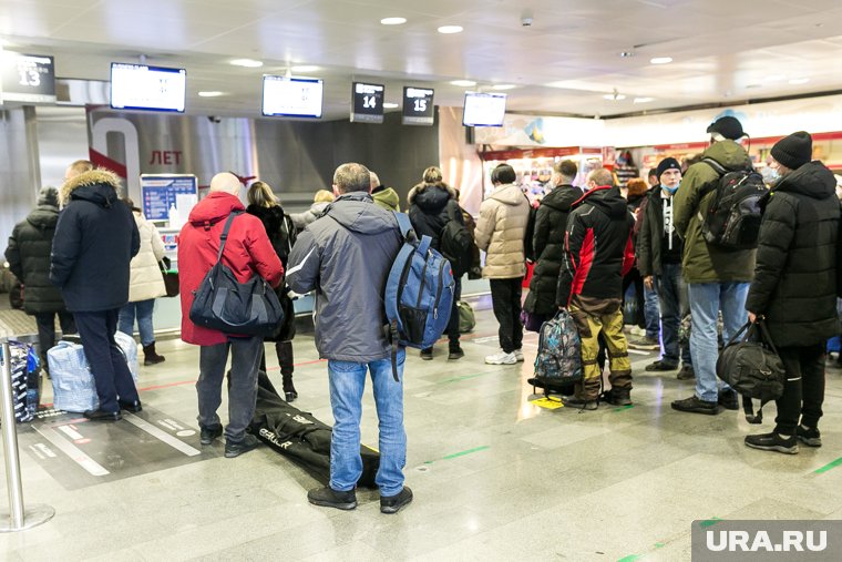 Что происходит с российскими туристами, застрявшими в аэропортах по всему миру