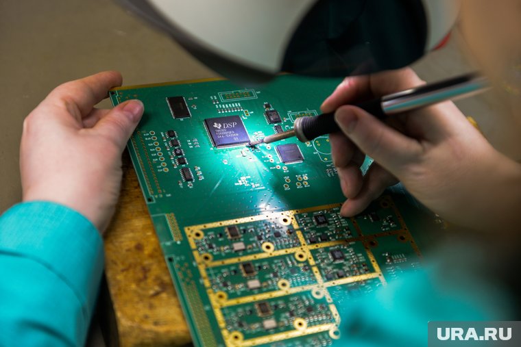 Аналитики рассказали, кому на заводах Челябинска больше всего платят