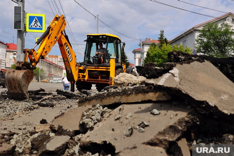 В Кургане начался ремонт улицы, на которую часто жаловались жители из-за ям. Фото