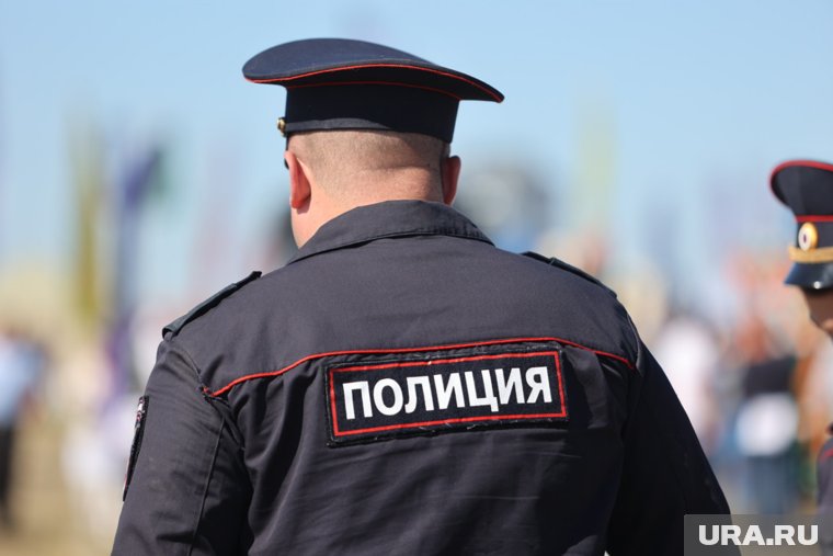 «Крыша была охвачена огнем»: как полицейские спасли подростка из горящего дома в Курганской области. Фото