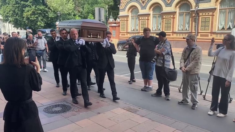«Он был человеком с большой буквы»: в Москве прощаются с режиссером Александром Миттой. Видео