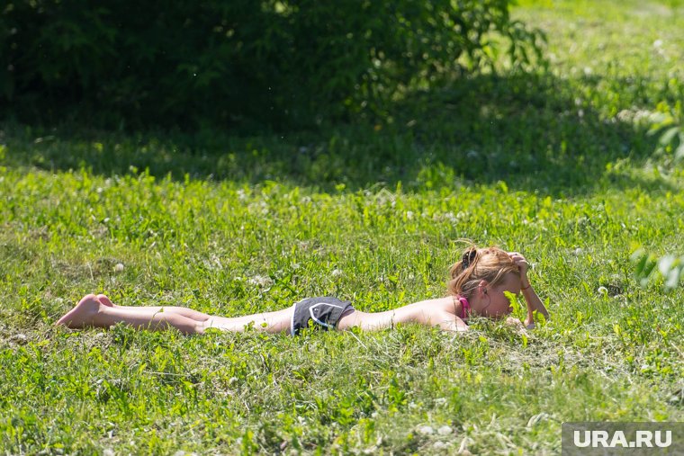Как загорать с татуировками, родинками и шрамами: советы дерматолога