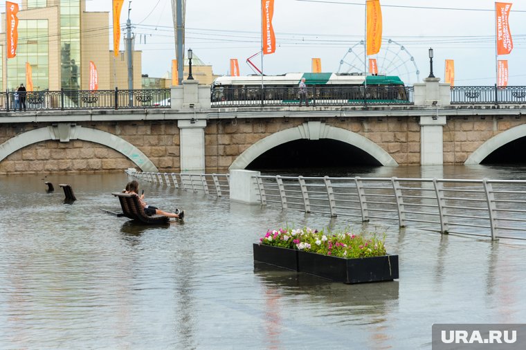 Сотни людей отрезаны от цивилизации из-за наводнения: что известно о погодном апокалипсисе на юге Ро...