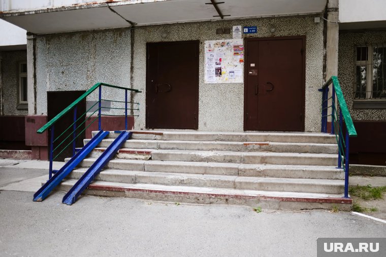 Стали известны подробности смерти женщины у подъезда в Заозерном районе Кургана. Видео