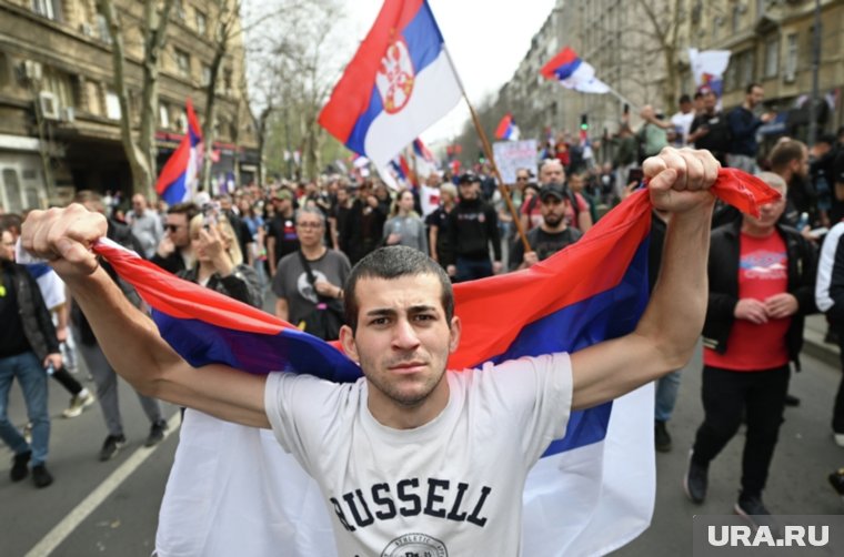 Снайперы на крышах, угроза взрыва администрации: что происходит на протестах в Белграде. Фоторепортаж