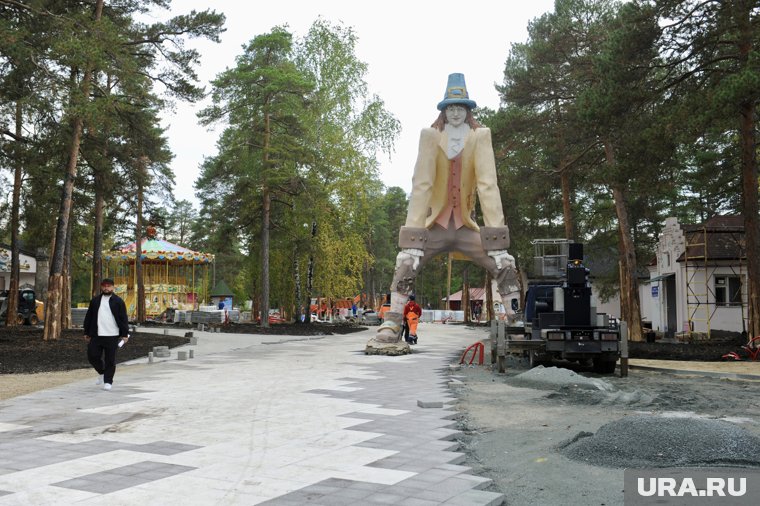 «Весь полон воды, арматура ржавая»: Лошкин посетил площадку в челябинском парке, где уберут Гулливера. Видео