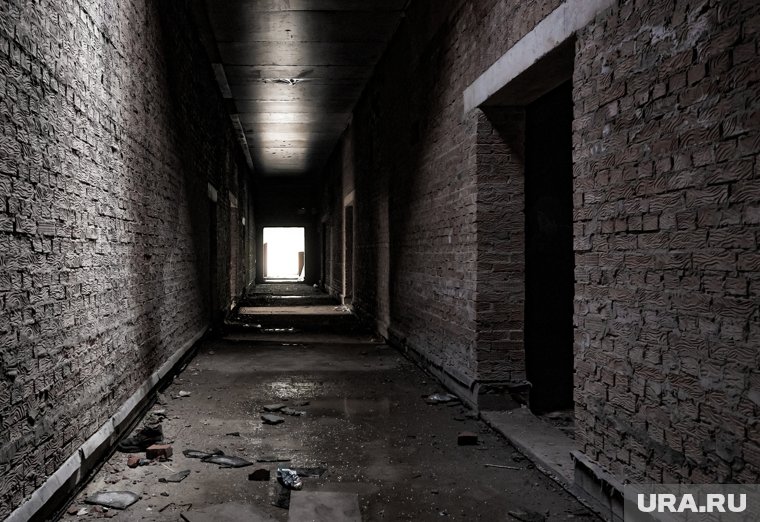 «Хоть фильм ужасов снимай»: в ЯНАО гостиница опального олигарха превратилась в мрачную заброшку. Фото