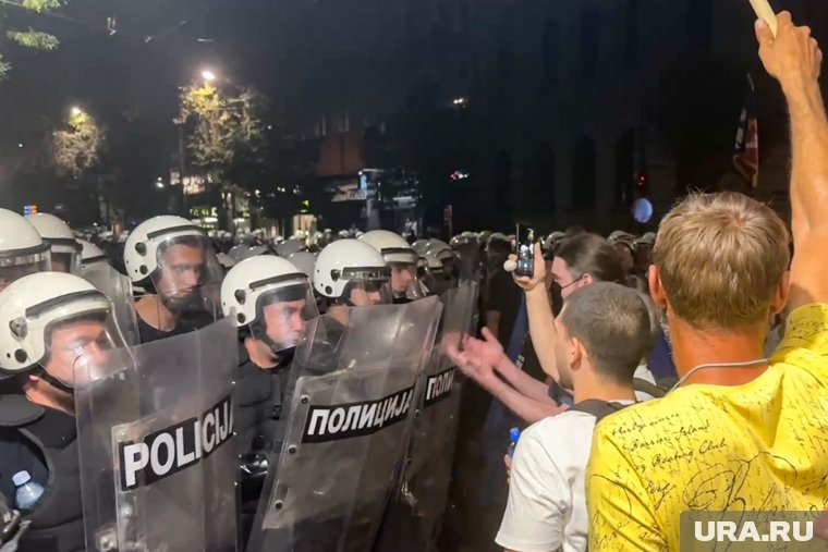 Столицу Сербии охватили протесты после ультиматума Вучичу, начались драки с силовиками. Фоторепортаж