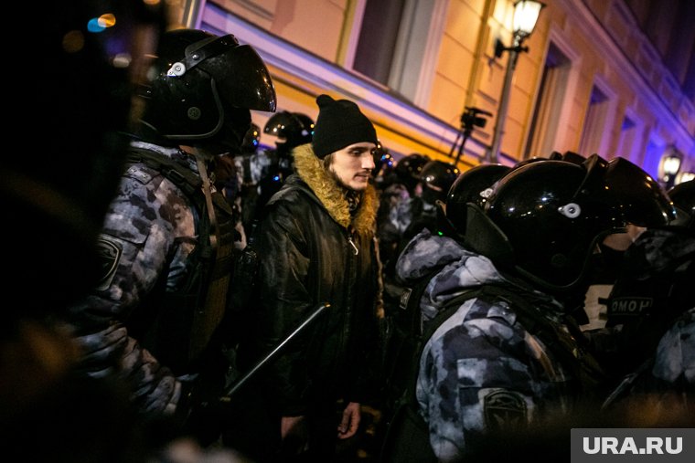 Сотни человек вышли на протесты в Абхазии: чего хотят митингующие, причем тут Россия