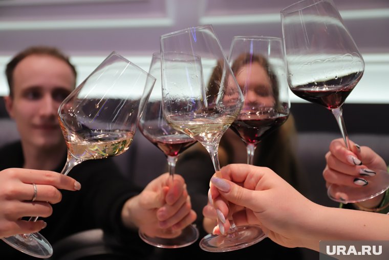 Народные методы не спасут: врач-токсиколог рассказал, как пережить новогоднее застолье