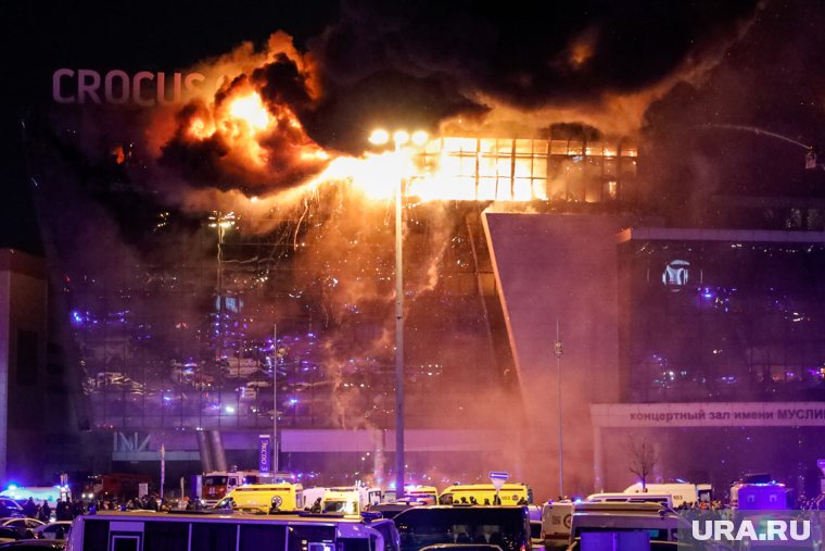 Незнакомец спас женщину в «Крокусе», отдав последние капли воды