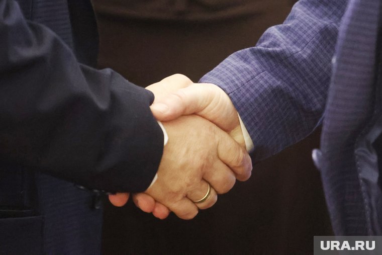 Депутат думы ХМАО от КПРФ продвигает единоросса на выборах в гордуму